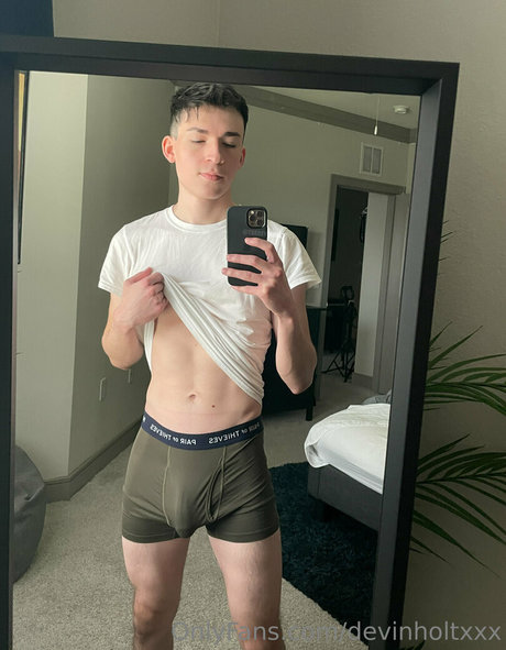 devinholtxxx model top picture