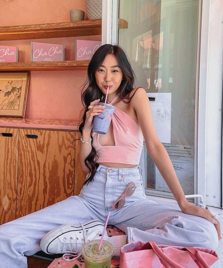 Waikei Waikeezy sex model pics