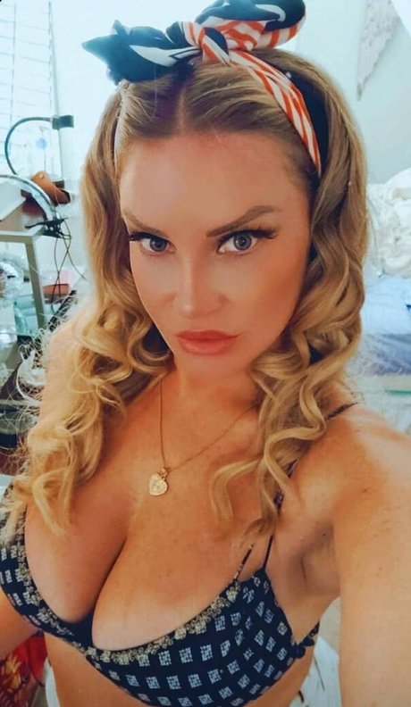 Nina Sttar hot actress picture