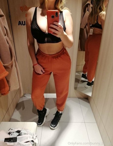 bunnyblondee hot actress picture