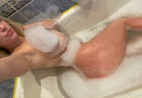 bunnyblondee free model picture