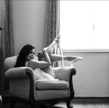 Lari Cute hot actress images