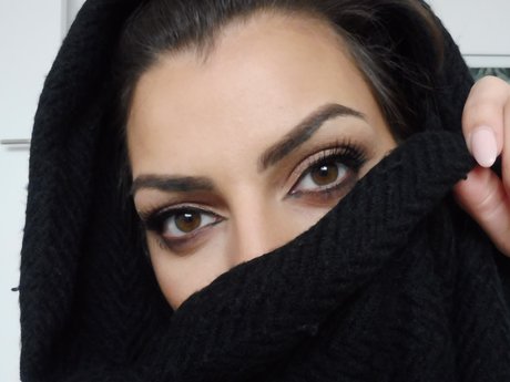 Peaches and Cleavage_ top model pic