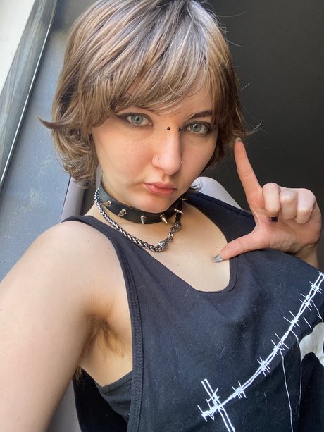 Empress R exclusive model picture