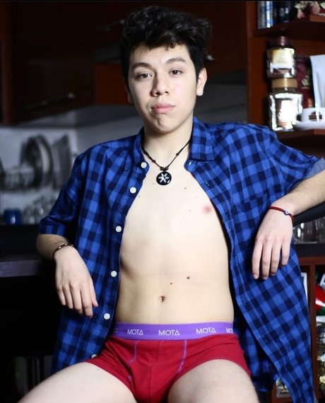 Mart n Isla model exclusive pic