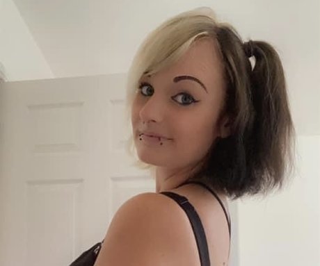 xLittleNickyx naked model photo