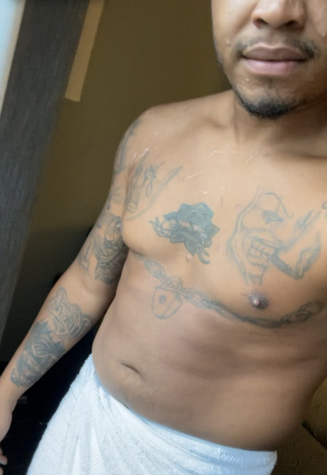 RoamingInHer nude pornstar pictures