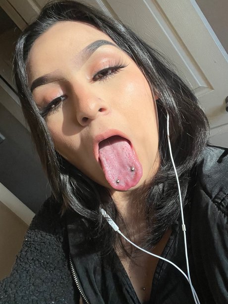 yadhi_ porn model image