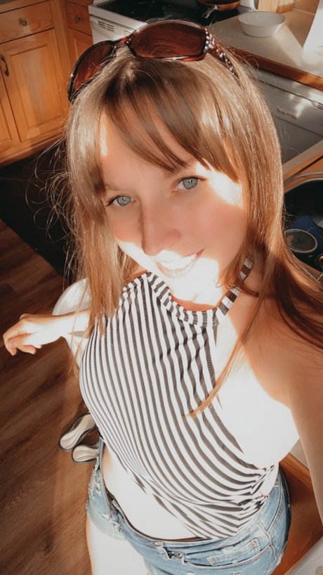 Nova Moon star sexy pic