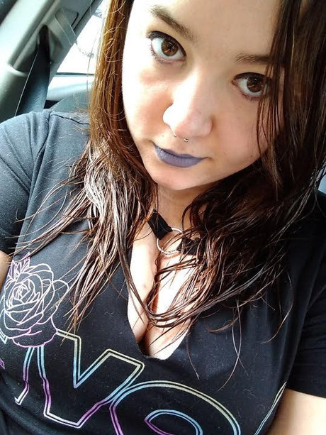 Sexy Pregnant Vixen nude star picture