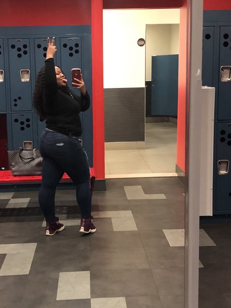 Royal Tee model sex picture