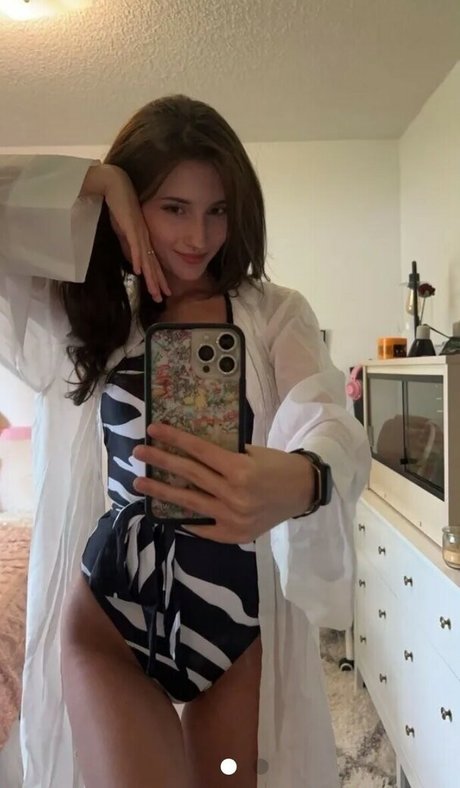 Willow j c sexy actress pictures