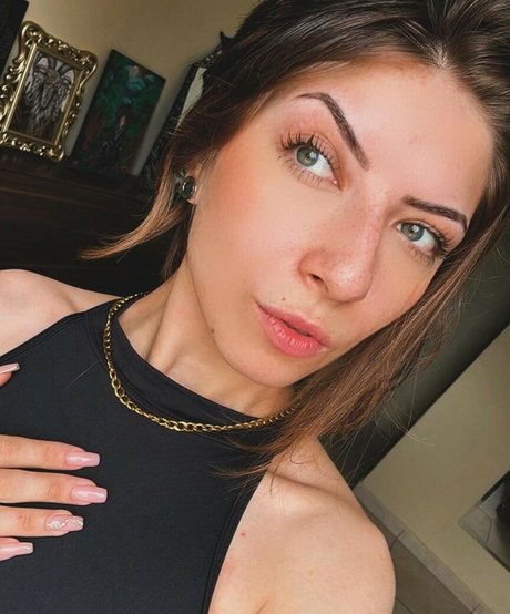 Alessandra Pink model naked photo