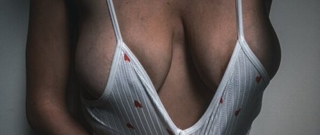 Alexandra Barbosa naked model pictures