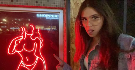 snowiislxt nude actress pic