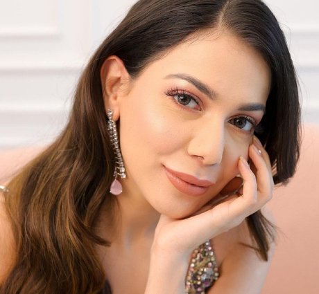 Palak Purswani nice model pictures