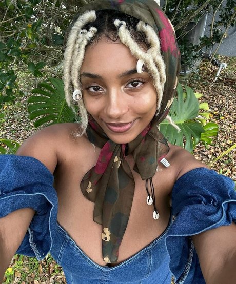 Plantbae free model pic