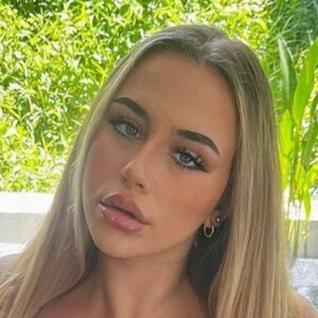 Selina Bond hot model picture