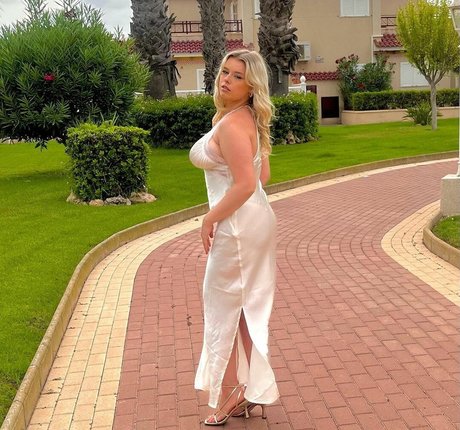 Sarah Anne Hooper model porn picture