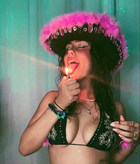 Izamariposa model nude photo