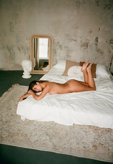 Avrelia Amaris naked pornstar pic