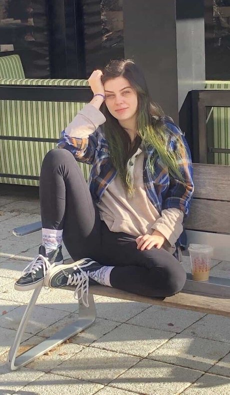 Zoey Wilde sexy actress pics