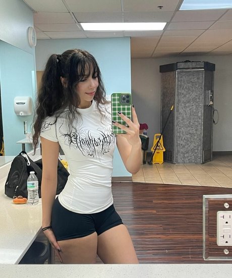 Over taaa adult model picture