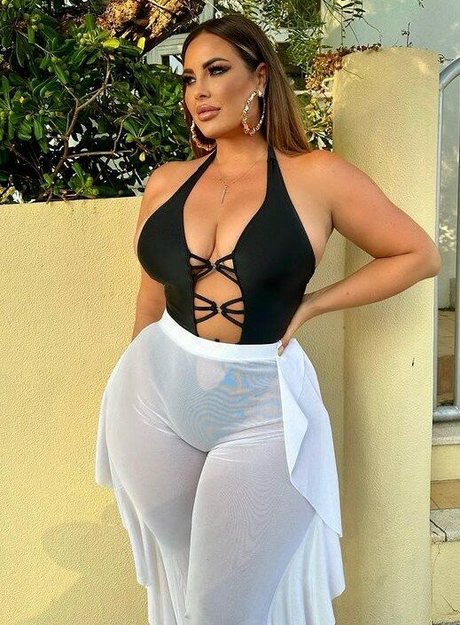 Hannah Olivia art model pics