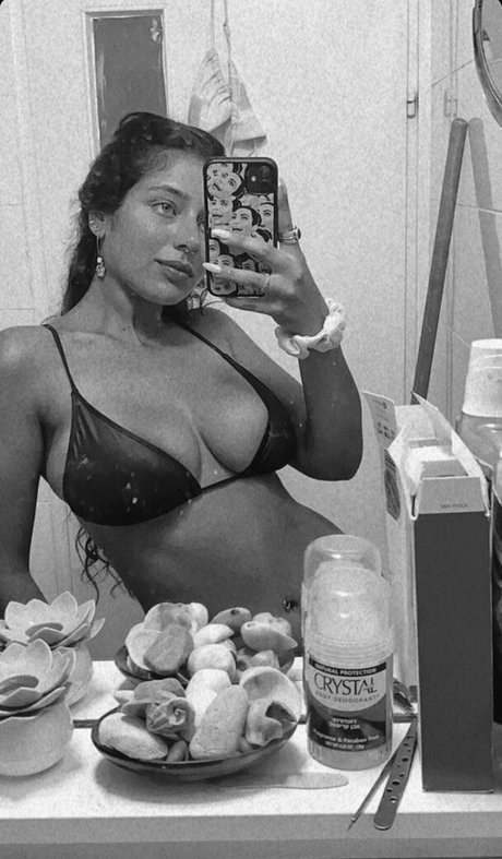 Li Yam Dvash star free pics