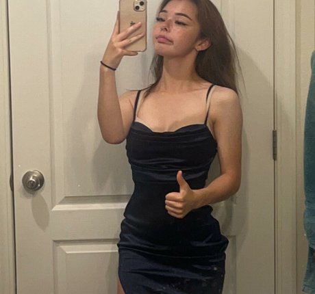 Carly Mai hot model img