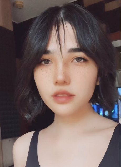 Sanagi Yuzu nude actress photo