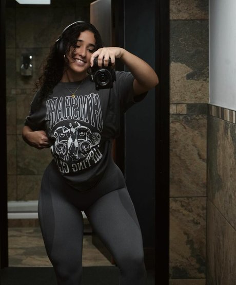 RebeccaBradley__ sexy star pic