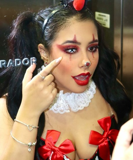 Cinthia Cruz hot model img