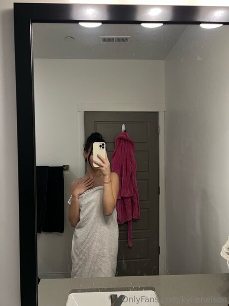 kylienelson model best picture