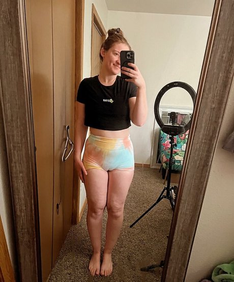 Adorablelilli model art galleries