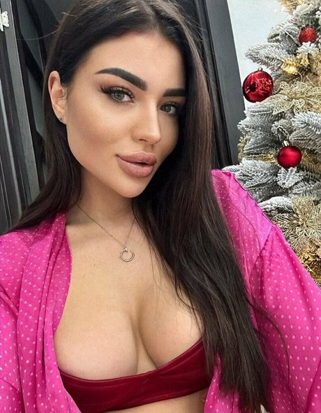 mila moon art model pic