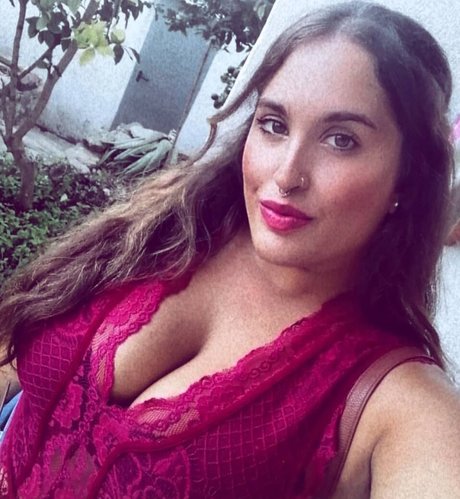 elviabombon model top pic