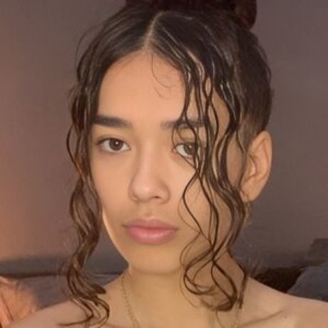 Leyalikesyou naked model photo