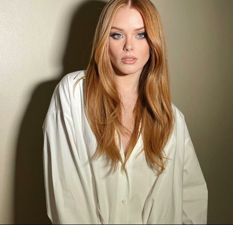 Abigail Cowan model erotic pic