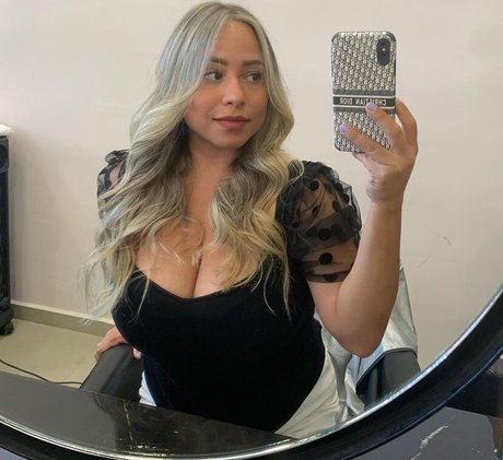 Akaren naked model images