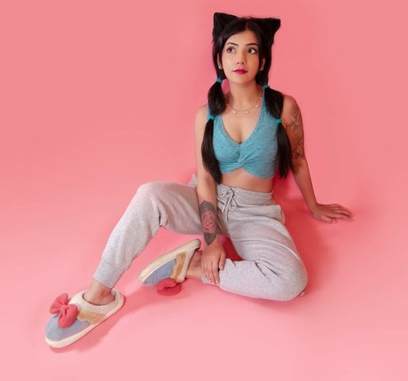 Saaniyax nude model pictures