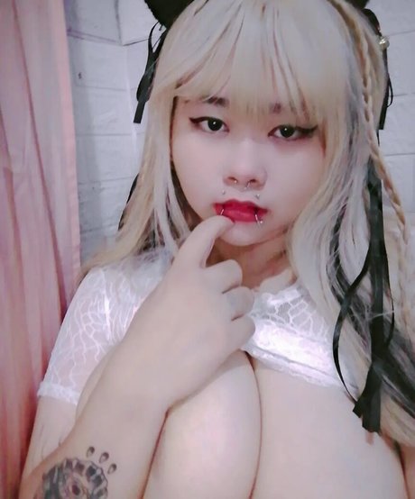 Luna Drei model hot pic