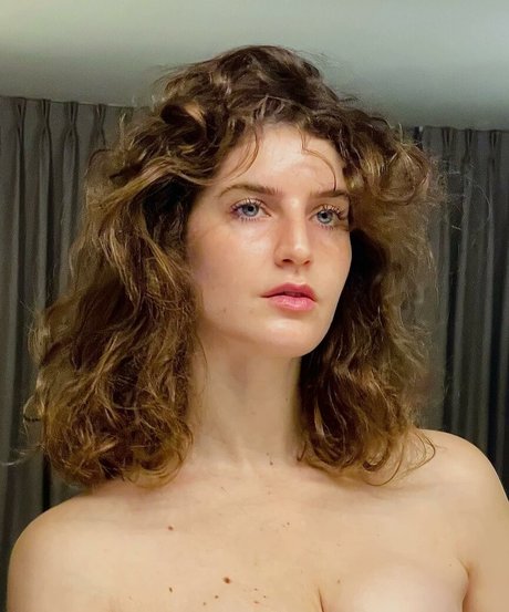 Moria Akons sexy model galleries