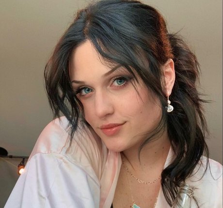 poutyfox model hot picture