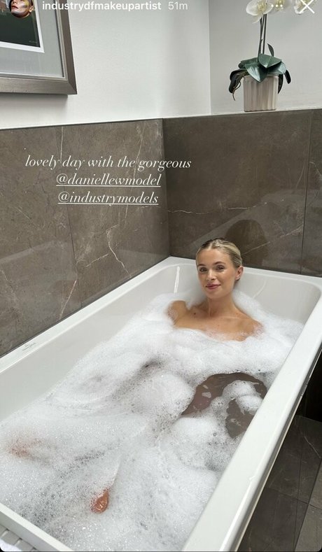 gamer onlyfans sexy nude photo