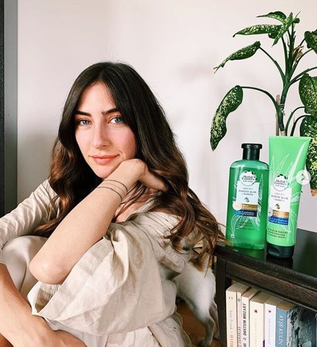 Hazar Motan naked star pics