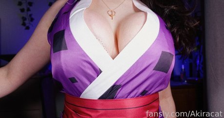 Akiracat model naked photos