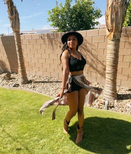 Mica Burton star perfect pics