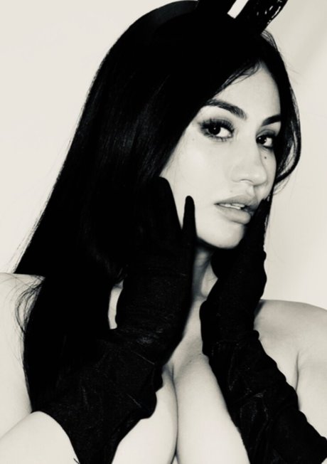 Tiar Simonis model pornographic photo