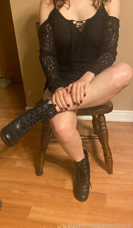 petitesweettreat erotic model image